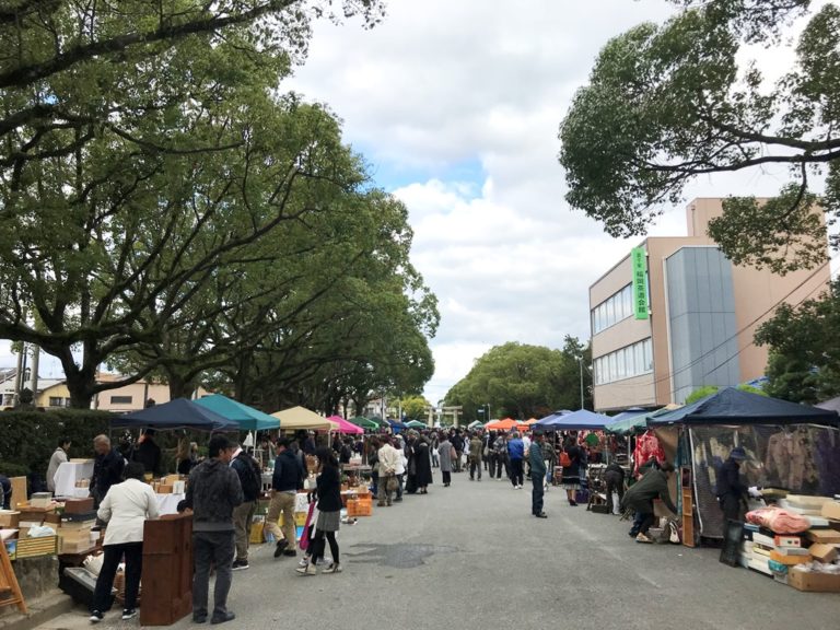 福岡で筥崎宮蚤の市を満喫 とりあえず家具