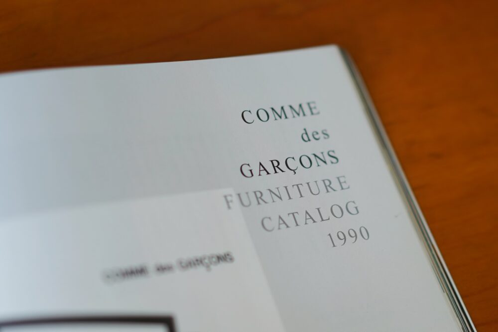永久保存版！「コム デ ギャルソン」の伝説的家具カタログ全70Pが復刻